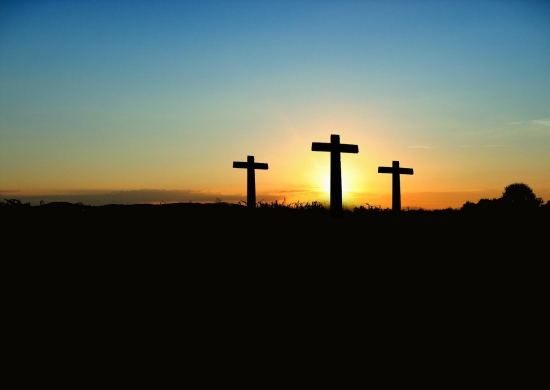 Drei Kreuze auf einem Hügel