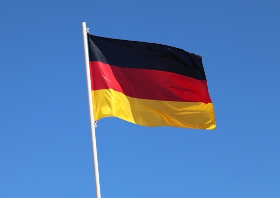 Wehende Deutschlandflagge an Mast