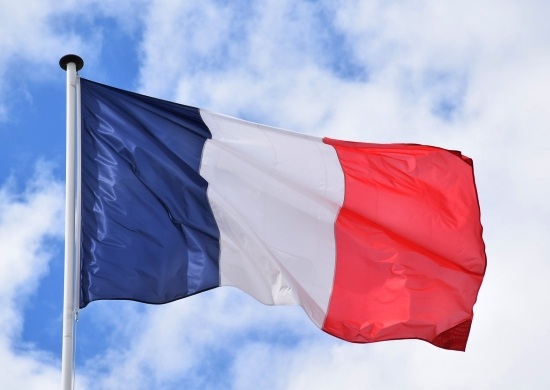 Wehende Flagge von Frankreich an Fahnenmast